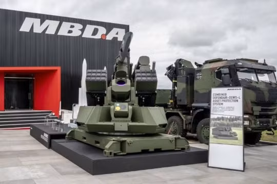 Hệ thống phòng thủ đa tầng chống UAV được Tập đoàn MBDA giới thiệu tại Triển lãm hàng không quốc tế Berlin 2026. Ảnh: LTN.