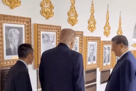 Tổng thống Mỹ Donald Trump đưa Chủ tịch Trung Quốc Tập Cận Bình tham quan Đại lộ Danh vọng Tổng thống và dừng trước khu vực treo chân dung của mình. Ảnh: Singtao.