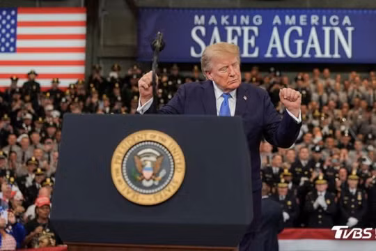Ông Trump hôm 14/8 tuyên bố sẽ sớm biến eo Hormuz thành lãnh thổ Mỹ. Ảnh: TVBS.