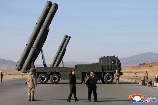 Chủ tịch Kim Jong-un và con gái thị sát trận địa trước khi phóng thử. Ảnh: KCNA.
