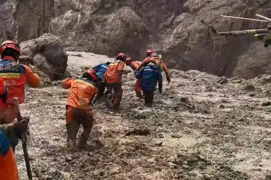 Các nhân viên cứu hộ Trung Quốc tìm kiếm nạn nhân ở khu vực nghi có nạn nhân. Ảnh: Xinhua