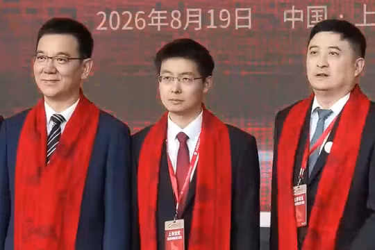 Ông chủ Unitree Robotics, tỷ phú 9X Vương Hưng Hưng (giữa) tại lễ IPO hôm 19/8. Ảnh: Sina.