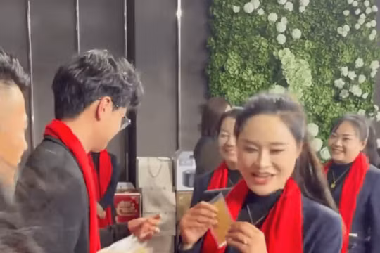 Ông chủ trẻ tặng vàng cho nhân viên. Ảnh: Singtao.