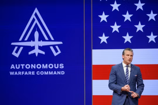 Hôm 30/9, Bộ trưởng Chiến tranh Mỹ Pete Hegseth công bố thành lập “Bộ Tư lệnh Tác chiến tự chủ” (Autonomous Warfare Command – gọi tắt là “Autowarcom”). Ảnh: Getty.