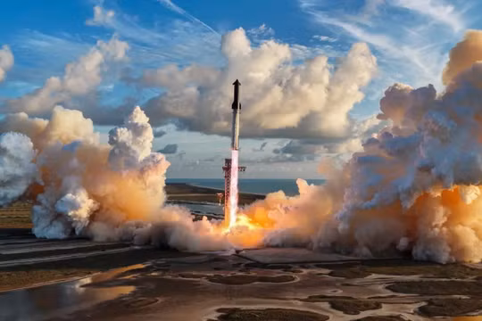 Tên lửa Starship 5 nghìn tấn rời bệ phóng mang theo 26 vệ tinh. Ảnh: Sohu.