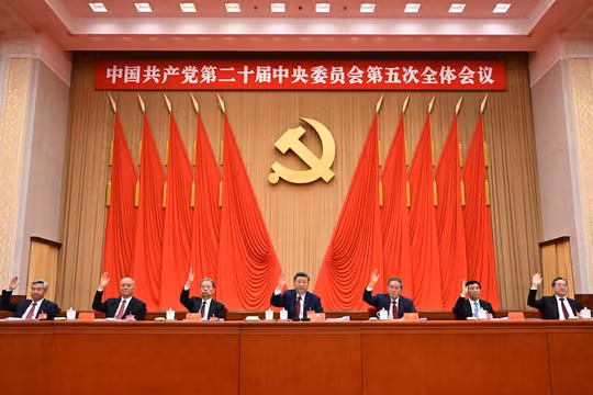 Các đại biểu dự họp biểu quyết thông qua nghị quyết hội nghị. Ảnh: Xinhua.