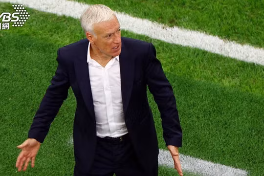 HLV Didier Deschamps phản ứng trước xử lý của trọng tài người El Salvador mà ông cho là không công bằng với các cầu thủ Pháp. Ảnh: TVBS.