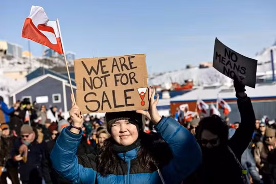 Người dân Greenland biểu tình trước lãnh sự quán Mỹ ở Nuuk, phản đối Mỹ muốn thôn tính hòn đảo. Ảnh: Getty.
