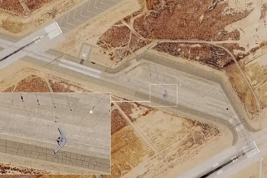 Ảnh vệ tinh trên Google Earth chụp B-21 Raider đang di chuyển trên đường băng ở căn cứ không quân Edwards. Ảnh: TWZ.