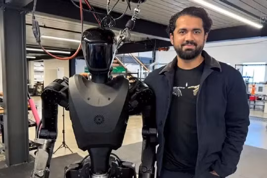 Ông chủ công ty FFI Sanket Patak cùng robot MK1 được quảng cáo đã được đưa tới Ukraine tham gia chiến đấu thực tế. Ảnh: QQnews.