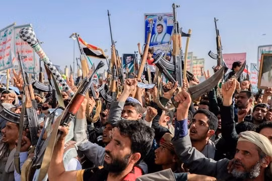 Những người ủng hộ Houthi mang vũ khí mít tinh biểu dương lực lượng tại thủ đô Sanaa của Yemen. Ảnh: Reuters.