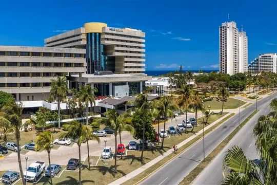 Trước sức ép của Mỹ, tập đoàn Meliá của Tây Ban Nha đã phải rút đội ngũ quản lý khỏi các khách sạn ở Cuba. Trong ảnh: Meliá Hotel ở Havana. Ảnh: HNR.