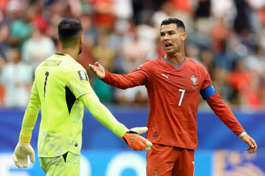 Chơi nhạt nhòa trong suốt trận đấu gặp CHDC Congo, Ronaldo bị chỉ trích gây nên bão mạng. Ảnh: Ifeng.