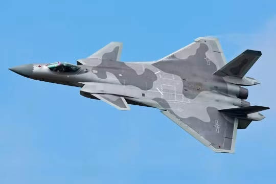 Tiêm kích tàng hình hai chỗ ngồi J-20S của Trung Quốc. Ảnh: China.