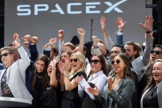 Các nhân viên SpaceX phấn khởi khi đổi đời sau vụ IPO thành công. Ảnh: Micromedia.