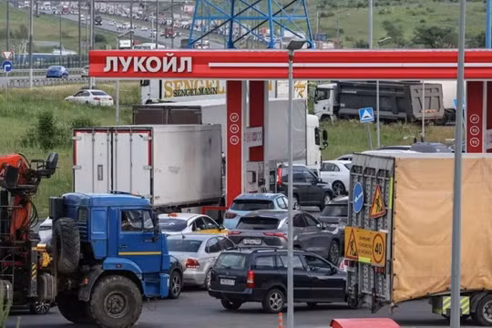 Sau khi Ukraine tập kích các kho xăng và nhà máy lọc dầu, xăng ở Nga đã trở nên khan hiếm. Trong ảnh: cảnh xe ô tô chờ mua xăng ở một trạm bán xăng dầu. Ảnh: Worldjournal.