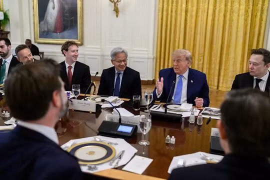 Ông Trump ăn trưa làm việc với 31 nhà lãnh đạo các doanh nghiệp hàng đầu Mỹ trưa 29/9. Ảnh: @WhiteHouse.