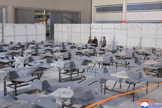 Chủ tịch Kim Jong-un (bên phải) thị sát nhà chứa UAV thành phẩm. Ảnh: KCNA.