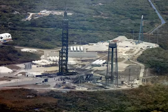 Vụ nổ tên lửa tối 28/5 đã gần như phá hủy hoàn toàn bãi phóng duy nhất của Blue Origin. Ảnh: Reuters.