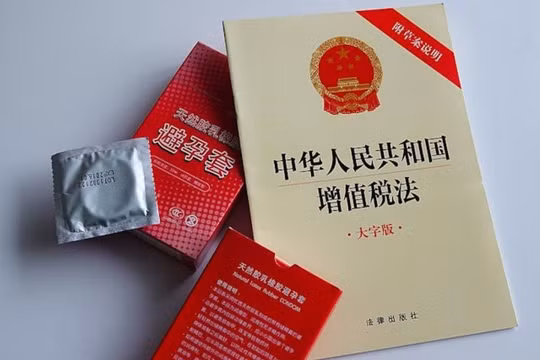 Từ 1/1/2026, Trung Quốc sẽ thực hiện đánh thuế VAT với bao cao su và thuốc tránh thai nhằm thúc đẩy tăng dân số. Ảnh; Sohu.