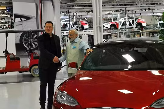 Elon Musk và Thủ tướng Narendra Modi. Elon Musk từng hy vọng lớn vào thị trường Ấn Độ 1,4 tỷ dân. Ảnh: Sina.