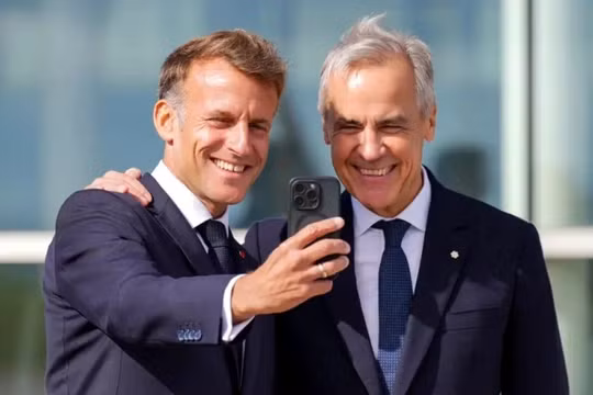 Thủ tướng Canada Mark Carney (phải) và Tổng thống Pháp Emmanuel Macron chụp ảnh selfie cùng nhau. Ảnh: Reuters.