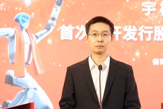 Chủ tịch kiêm CEO Unitree phát biểu tại buổi lễ IPO hôm 7/8. Ảnh: Ifeng.