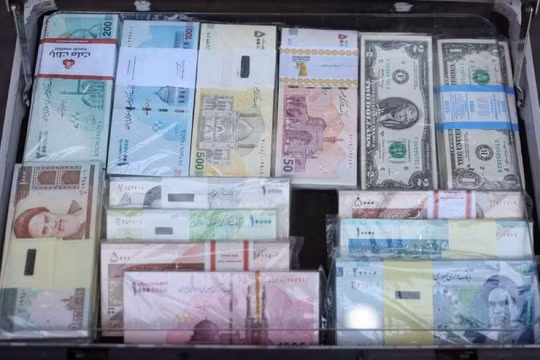 Chỉ trong 27 ngày, tỷ giá đã từ 2,2 triệu rial/USD giảm xuống còn 2,5 triệu rial/USD. Ảnh: Reuters.