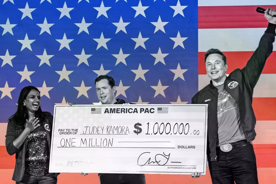 Một cử tri nhận được quà tặng 1 triệu USD của Elon Musk trong chiến dịch "Mỗi ngày 1 triệu USD". Ảnh: AmericaPAC.