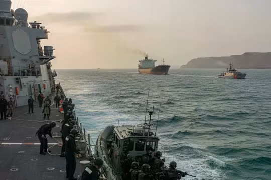 Hôm 3/5. Tổng thống Trump tuyên bố triển khai “Project Freedom” dùng tàu chiến dẫn đường cho các tàu thuyền bị mắc kẹt đi qua Hormuz, nhưng đến tối 5/5 ông lại tuyên bố dừng kế hoạch này. Ảnh: QQnews.