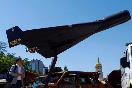 Một chiếc Geran-2 khá nguyên vẹn được Ukraine trưng bày tại Kiev. Ảnh: Reuters.