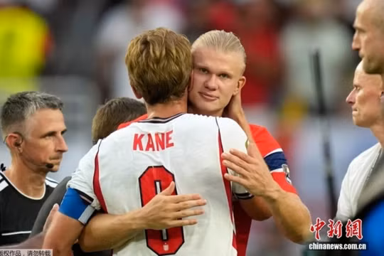 Erling Haaland ôm chúc mừng Harry Kane sau khi đội Anh giành thắng lợi trước tuyển Na Uy. Ảnh: CNS.