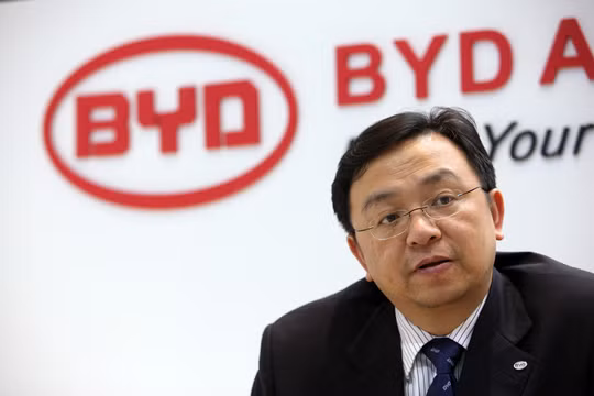Từ một kỹ sư nghèo, Vương Truyền Phúc đã trở thành tỷ phú, ông chủ và CEO hãng xe điện số 1 Trung Quốc. Ảnh: Thepaper.