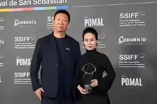 Đạo diễn Tần Hiểu Vũ và diễn viên Triệu Tiêu Hoằng (tên thật là Triệu Hiểu Hồng) tại LHP San Sebastián (Tây Ban Nha). Ảnh: Thepaper.