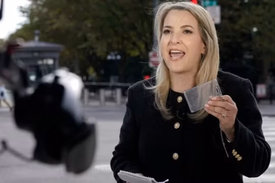 Phóng viên Nhà Trắng Betsy Klein của CNN và bao nhựa đựng thẻ tác nghiệp trong Nhà Trắng của cô đã bị mật vụ thu giữ trước khi đuổi cô ra ngoài. Ảnh: Reuters.