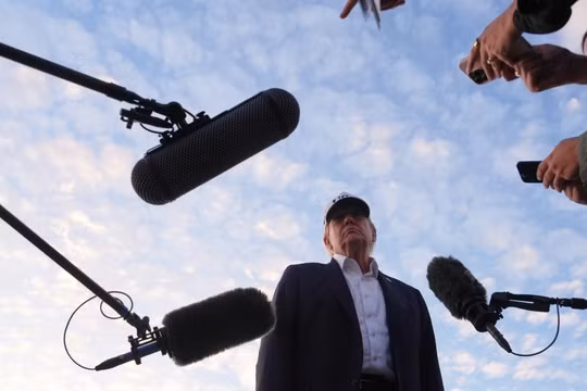 Ông Trump trả lời giới truyền thông hôm 13/9, chỉ trích những ý kiến chủ trương giảm tốc độ phát triển AI, coi đây là một cuộc đua chiến lược với Trung Quốc. Ảnh: AFP.