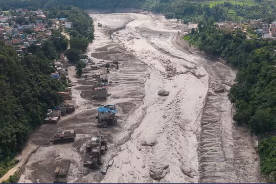 Vùng dân cư sầm uất ở Nuwakot, Nepal giờ chỉ còn là dòng sông bùn. Ảnh: Reuters.