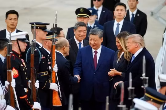 Vợ chồng Tổng thống Trump ra sân bay đón Chủ tịch Tập. Đứng sau ông Tập là Phó Thủ tướng Hà Lập Phong. Ảnh: EPA.