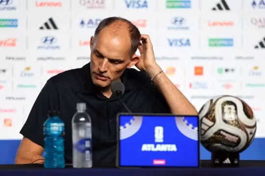 HLV Thomas Tuchel tại cuộc họp báo. Ảnh: Sohu.