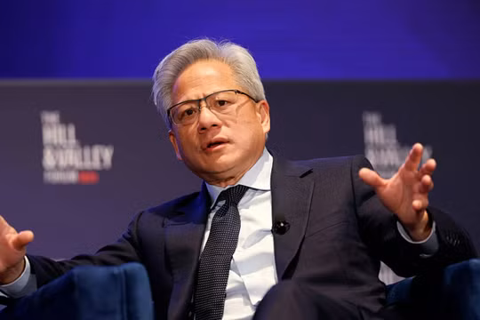 Jensen Huang phản bác ý kiến cho rằng AI làm mất việc, nhấn mạnh AI mang lại lợi ích tích cực và không nên quy trách nhiệm thất nghiệp cho công nghệ. Ảnh: HK01.