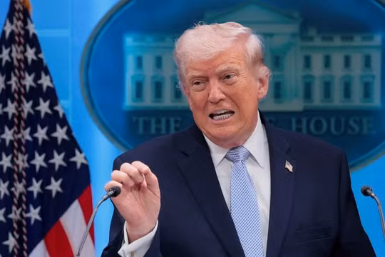 Tổng thống Mỹ Donald Trump đăng ảnh AI sau khi chỉ trích Giáo hoàng. Ảnh: Reuters.