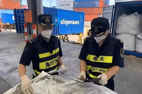 Hải quan Liên Vân Cảng kiểm tra thu giữ 220 tấn đất hiếm đã tinh chế đội lốt sắt vụn chuẩn bị xuất sang một nước Đông Nam Á để làm giả xuất xứ tới Mỹ. Ảnh; QQnews.