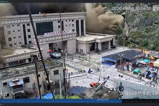 Hình ảnh trích camera an ninh về khoảnh khắc lũ bùn đá tấn công cửa khẩu Gyirong (Shigatse), Trung Quốc. Ảnh: Reuters.