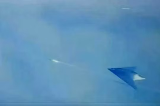 Hình ảnh UAV GJ-11 phóng tên lửa PL-15E trích từ video trên mạng xã hội. Ảnh: Topwar.