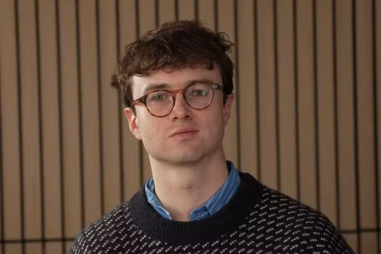 Jacob Coxon, một nhà nghiên cứu của Anthropic, cáo buộc các công ty như OpenAI và Anthropic đang “đánh cược mạng sống của mọi người” khi chạy đua phát triển những mô hình AI có khả năng tự cải thiện. Ảnh: Reuters.
