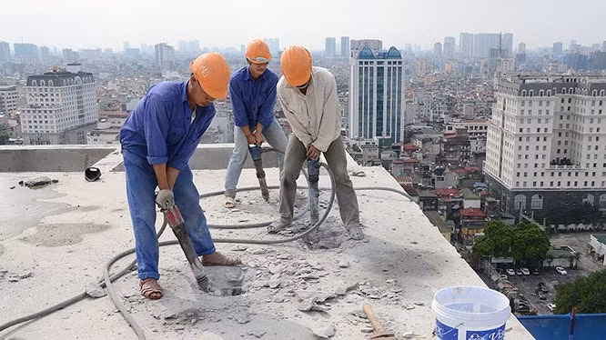 Tòa nhà 8B Lê Trực đã được Công ty Phương Bắc thực hiện phá dỡ phần sai phạm xong giai đoạn 1. Tòa nhà 8B Lê Trực đã được Công ty Phương Bắc thực hiện phá dỡ phần sai phạm xong giai đoạn 1.