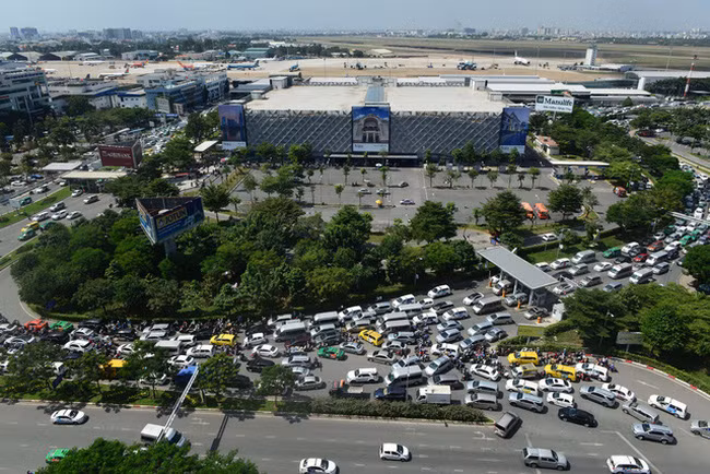 Sân bay Tân Sơn Nhất thường xuyên xảy ra ùn tắc.