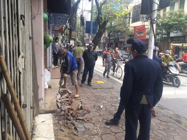 Hà Nội đồng loạt ra quân “giải cứu” vỉa hè (video) ảnh 4
