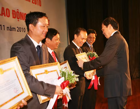 Ông Trịnh Xuân Thanh nhận bằng khen Anh hùng lao động.