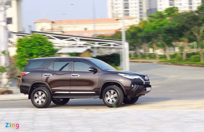 Toyota Fortuner là mẫu xe được người dùng Việt ưa chuộng dù ít tính năng. Ảnh:Toàn Thiện. Toyota Fortuner là mẫu xe được người dùng Việt ưa chuộng dù ít tính năng. Ảnh:Toàn Thiện.